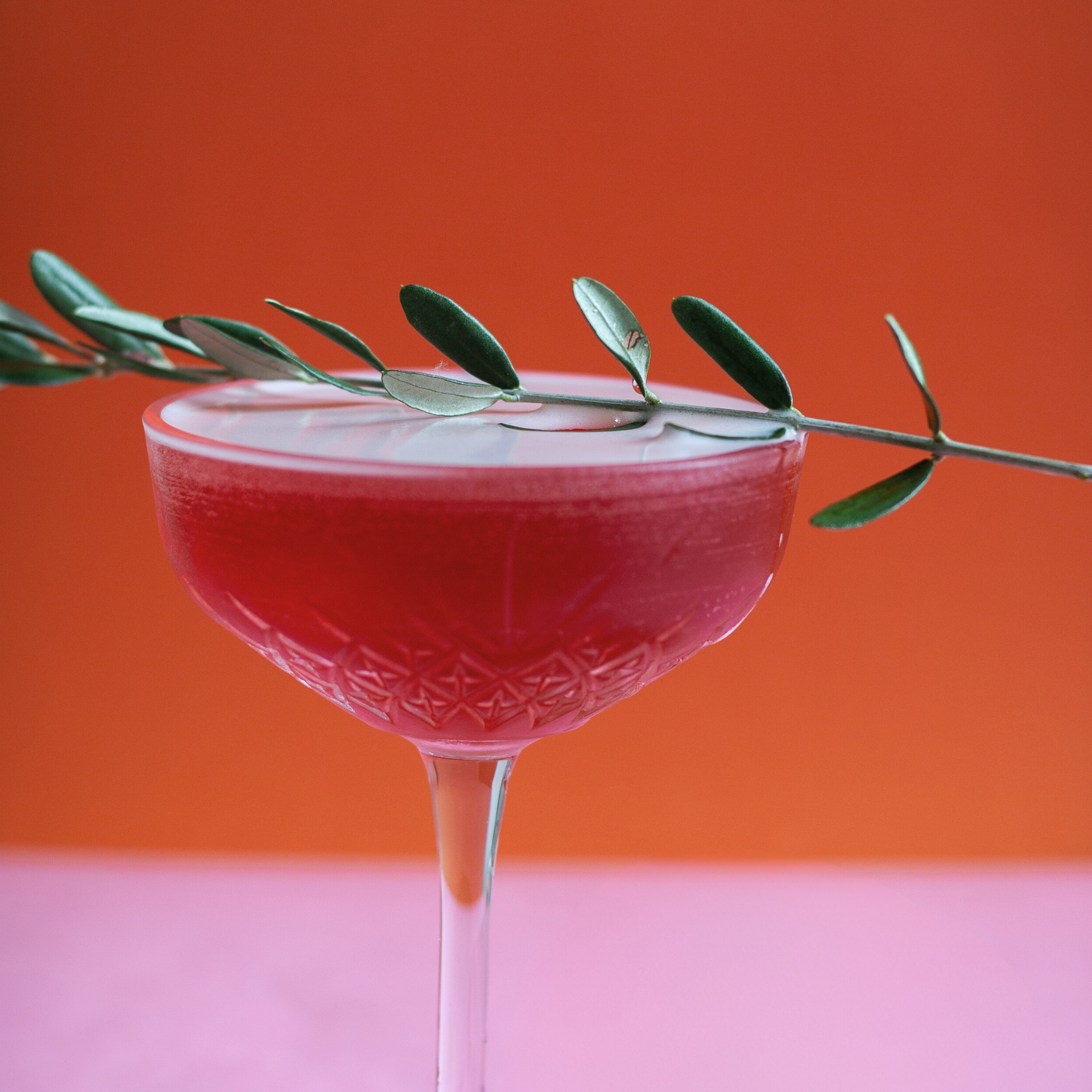 Frais et au goût légèrement acidulé, ne passez pas un été de plus sans avoir goûté à cette version revisitée du Cosmopolitain, avec ou sans alcool...